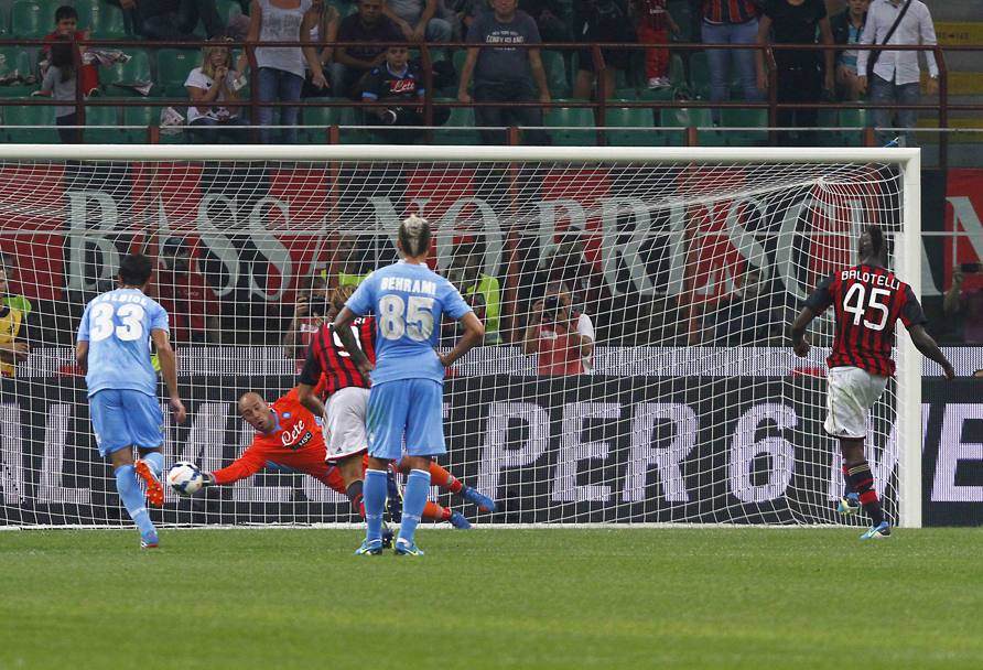 Il 22 settembre Balotelli sbaglia il primo rigore della sua carriera: glielo para Reina, portiere del Napoli. LaPresse